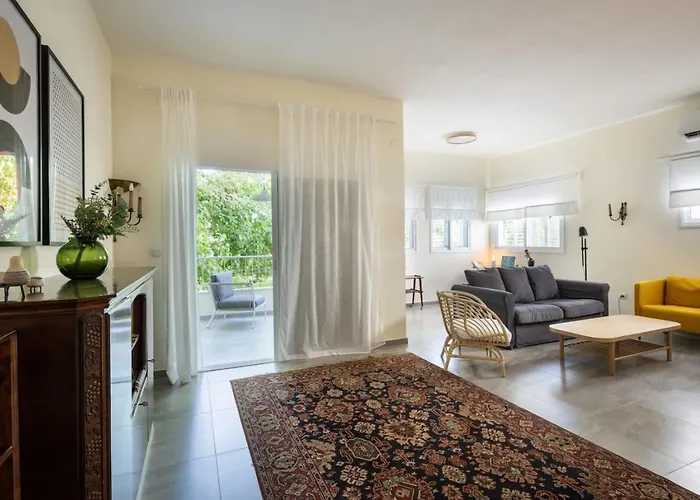 Eclectic Dreams Rabin Square Apt With Shelter By Sea N\' Rent