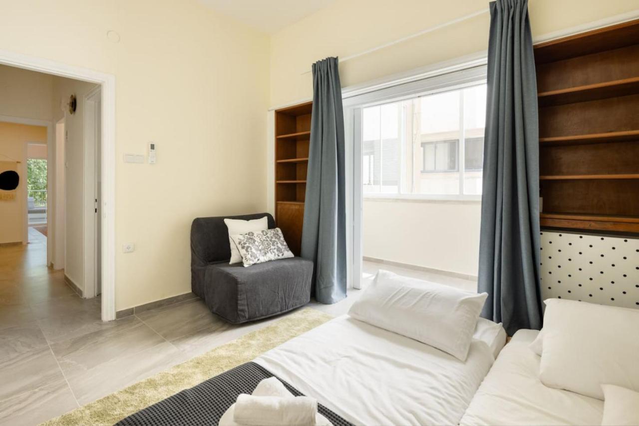 Apartment Eclectic Dreams Rabin Square With Shelter By Sea N' Rent *